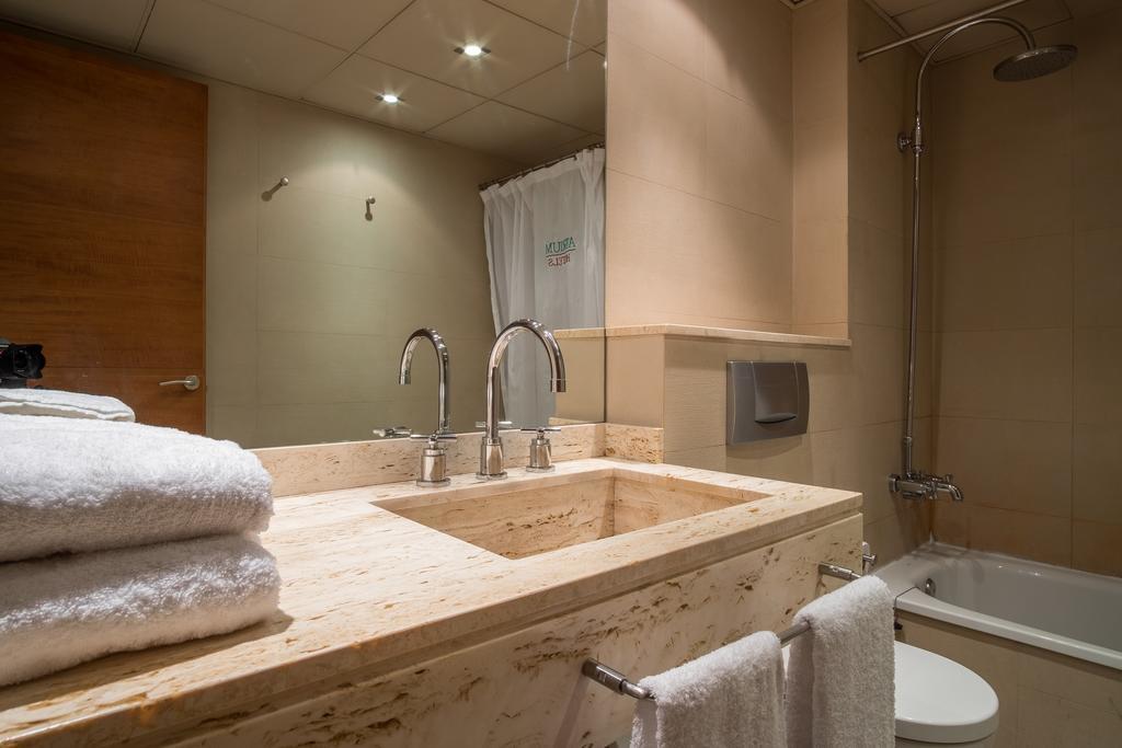 Apartaments Suites Sant Jordi Montbrió del Camp Exterior foto