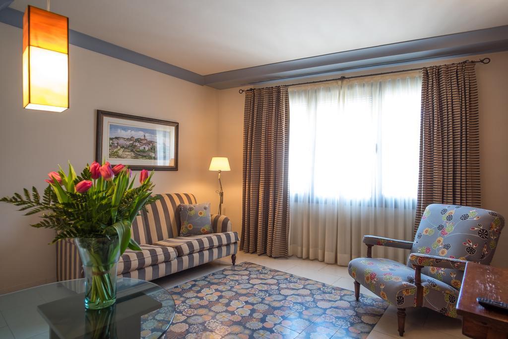 Apartaments Suites Sant Jordi Montbrió del Camp Exterior foto