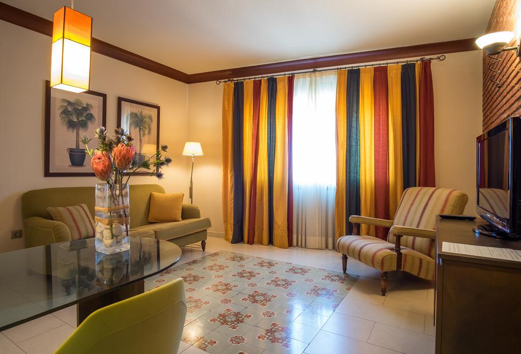 Apartaments Suites Sant Jordi Montbrió del Camp Exterior foto