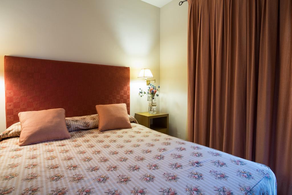 Apartaments Suites Sant Jordi Montbrió del Camp Exterior foto